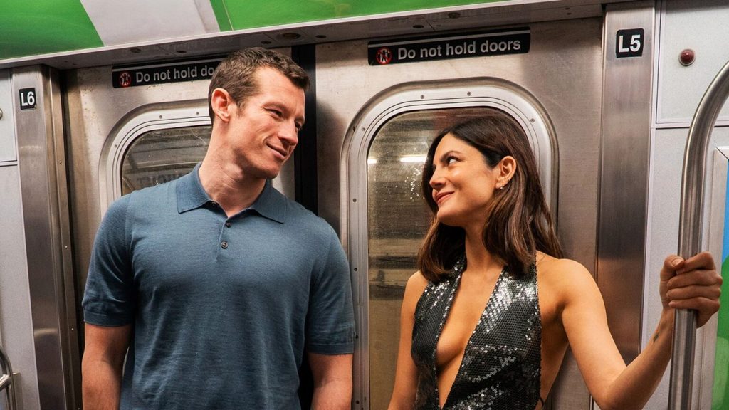 Imagem de divulgação do filme Só por Uma Noite, com um homem e uma mulher dentro de um vagão de metrô. Os dois aparecem lado a lado, trocando olhares e sorrisos, enquanto o homem veste uma camisa polo azul e a mulher usa um top preto de paetês. O cenário do metrô reforça o clima urbano e descontraído da comédia romântica.